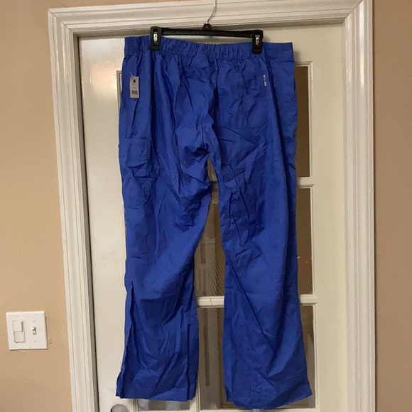 The color is Ceil, very comfortable material - Picture 3 of 3